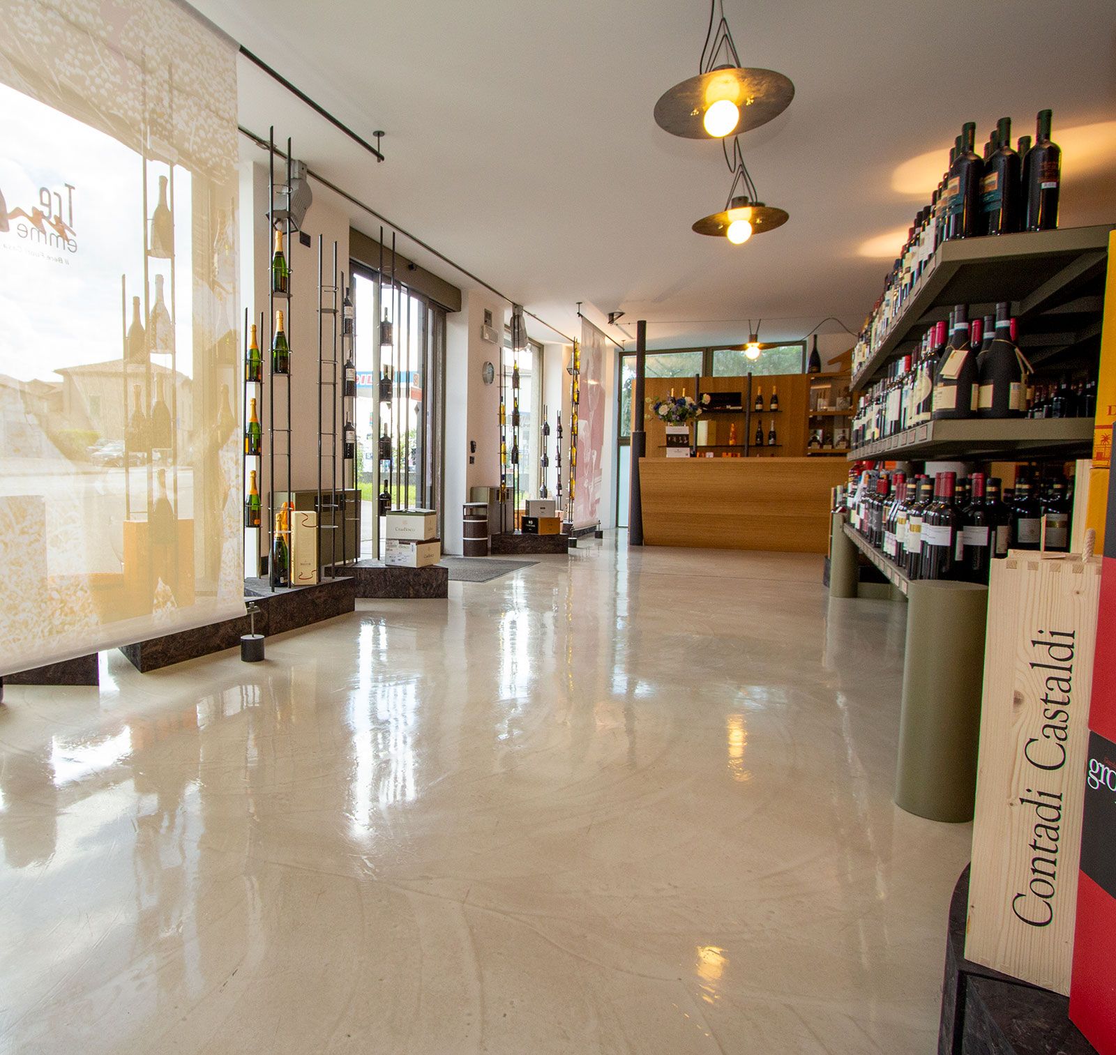 Pavimento in resina per negozio wine-bar