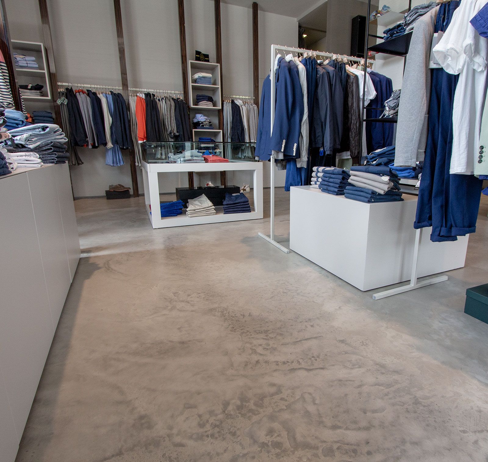 Pavimento in resina per negozio abbigliamento